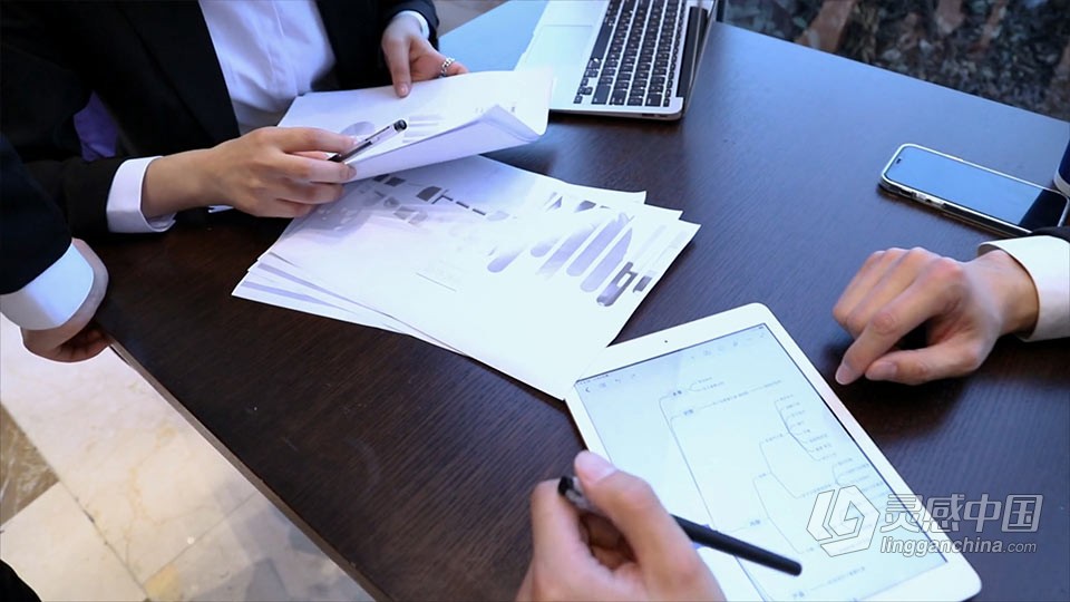 实拍视频素材-职场部门小组使用平板xmind思维导图讨论方案实拍视频  福风灵感网 www.ffidea.com