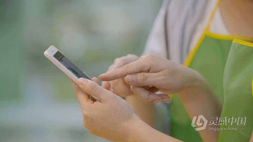 实拍视频素材-实拍翻看着智能手机结算互相交谈镜头视频素材  福风灵感网 www.ffidea.com