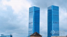 实拍视频素材-震撼贵阳地标双子塔商务建筑写字楼耸立云端延时视频